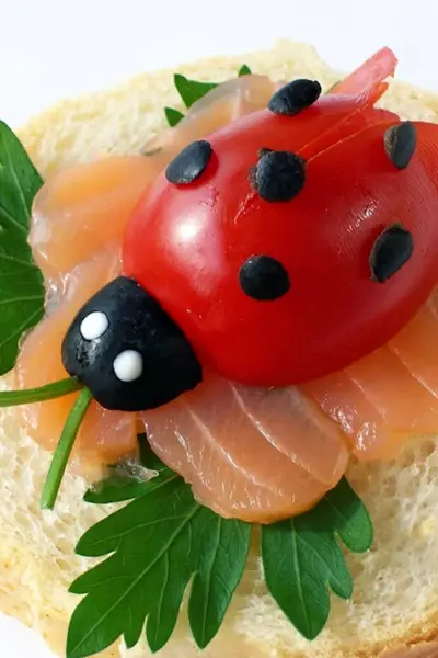 Божья коровка из помидора черри и маслины