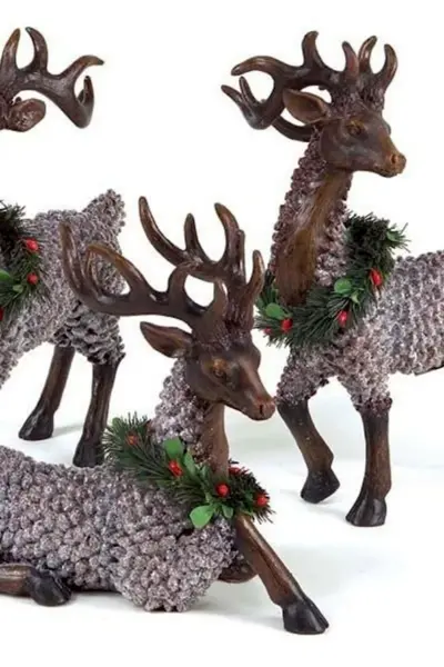 Фигурки из шишек олень