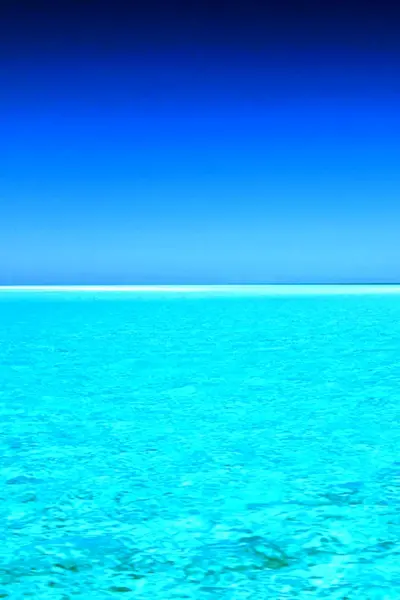 Голубое море