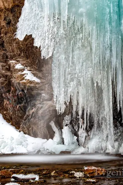 Камышлинский водопад горный Алтай зимой