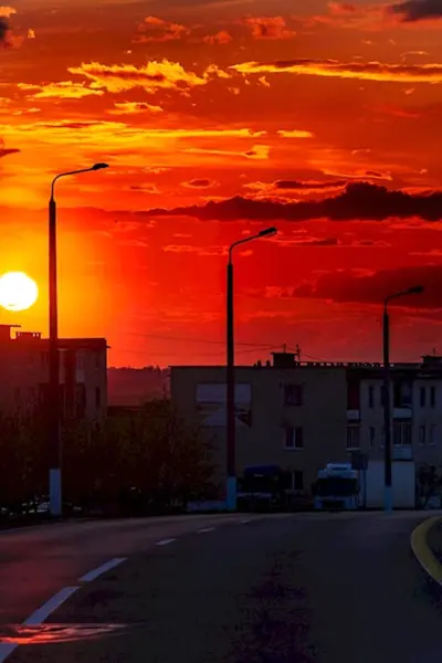 Красивый закат в городе