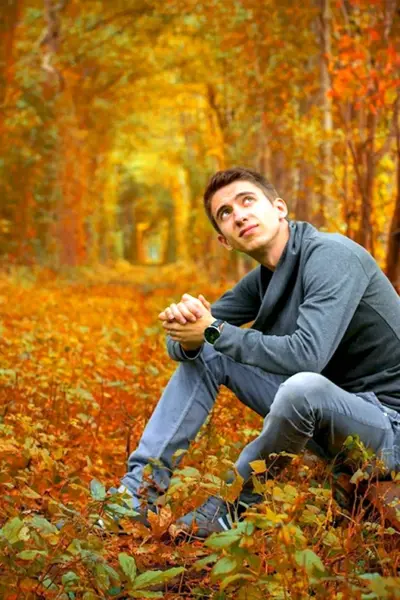 Мужская фотосессия в лесу осенью