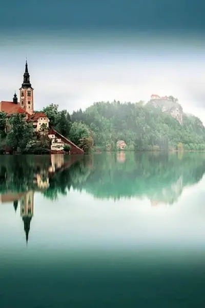 Отражение замка в воде