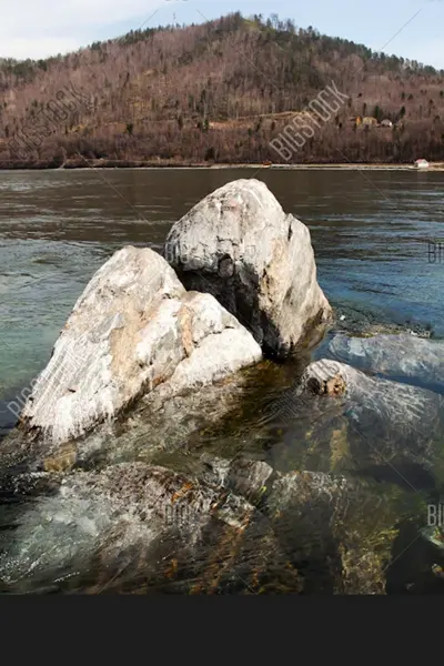 Шаман камень скала под водой