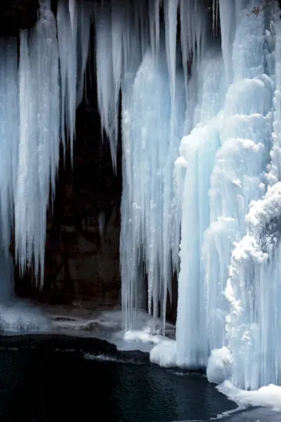 Замерзший водопад Ридо
