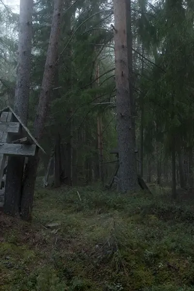 Заброшенный скит в лесу